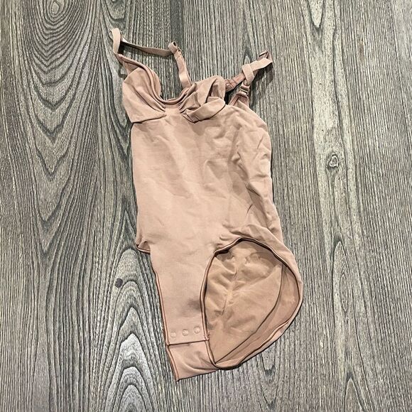NWOT Skims Seamless Sculpt Brief Bodysuit Sleeveless Scoop Neck Stretch Tan S - Picture 1 of 4